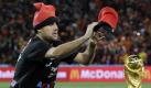 Ein Flitzer versucht vor dem Spiel Niederlande gegen Spanien, dem Weltpokal eine Mütze aufzusetzen. Die Security kann ihn jedoch rechtzeitig stoppen. Foto: ap