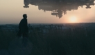 Wikus van der Merwe (Sharlto Copley) versteckt sich in District 9. Foto: Sony Pictures Releasing GmbH