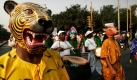 Maskierte Aktivisten von unterschiedlichen Organisationen demonstrieren für ein höheres ökologisches Bewusstsein in Kalkutta, Indien. Foto: ap
