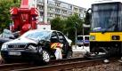 Ein Pkw steht in Berlin-Marzahn nach einer Kollision mit einer Straßenbahn im Gleisbett neben der Tram. Bei der Kollision sind vier Personen verletzt worden. Der 67 Jahre alte Autofahrer wurde in seinem Auto eingeklemmt und musste von der Feuerwehr herausgeschnitten werden, wie die Polizei mitteilte. Er kam mit schweren Verletzungen in ein Krankenhaus. Auch drei Fahrgäste der Straßenbahn der Line 16 wurden verletzt. Foto: ddp