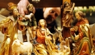 Ein Mann stellt an einem Stand auf dem Christkindlesmarkt in Nürnberg eine Krippe zurecht. Der Markt wird am 27. November mit dem traditionellen Prolog des Christkinds eröffnet.  Foto: dpa