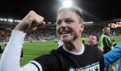 Neuseelands Fußball-Nationalmannschaft, die sogenannten All Whites, haben in der WM-Qualifikation 1:0-Sieg gegen Bahrain gewonnen. Damit ist Neuseeland zum zweiten Mal nach 1982 bei der Endrunde einer WM dabei - Spieler Ben Sigmund jubelt. Foto: ap