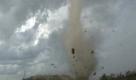In this Aug. 7, 2010 image made from APTN video, debris flies through the air as a tornado moves through rural Wilkin County, Minn. The National Weather Service says several tornadoes touched down in southeast North Dakota and western Minnesota. No injuries appear to have been reported. Meteorolgist Tom Grafenauer says a line of storms that started in North Dakota and moved east into Minnesota appears to have generated several tornadoes. He says touchdowns were reported near Tyler, N.D.; Tenney, Minn.; and Fergus Falls, Minn. (AP Photo/APTN) Foto: ap