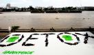 Detox, Entgiftung, steht mit 40 menschlichen Körpern in Bangkog geschrieben. Greenpeace-Aktivisten fordern damit die Firmen Adidas und Nike auf, giftige Chemikalien in ihren Produkten zu entfernen. Eine Untersuchung hatte ergeben, dass giftige Chemikalien von den Textil-Fabriken der beiden Firmen in chinesische Flüsse gekippt wurden. Foto: dapd