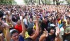 Tausende philippinische Fans verfolgten den Sieg von Manny Pacquiao auf einer Großleinwand in Marikina City. Foto: Rolex dela Pena Foto: dpa