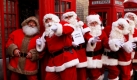 Männer von der Santa School beim Fotoshooting in London. Foto: ap