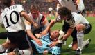 Das Trauma geht weiter: Im EM-Halbfinale 1996 scheiterte England im eigenen Land wieder an der deutschen Elf. Andreas Köpke, der hier von Thomas Hässler, Marco Bode, Fredi Bobic und Sepp Maier begraben wird, hielt den Strafstoß von Gareth Southgate und Deutschland wurde Europameister. Foto: dpa