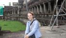Emmeline Decker posiert vor der Tempelstadt von Angkor Wat (undatiert). «Manchmal kann ich es immer noch nicht fassen, dass ich hier arbeiten darf», schwärmt Emmeline Decker. Die junge Restauratorin aus Dresden lässt den Blick über ihre Wirkungsstätte schweifen - die sagenumwobene Tempelstadt von Angkor Wat mit ihren markanten Türmen, Terrassen und Wandelgängen, den kunstvollen Skulpturen und Reliefs. Fast lotrecht steht die Sonne über dem weltberühmten Ensemble im Norden Kambodschas. Ungeachtet der Mittagsglut drängen ohne Unterlass Touristenscharen durch das große Tor. Foto: Thomas Kunze (zu dpa-KORR 'Dresdnerin hilft bei Restaurierung in Angkor Wat ' vom 26.07.2010) +++(c) dpa - Bildfunk+++ Foto: dpa