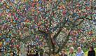 Eifriger Osterhase: 10.000 bunte Eier schmücken diesen Apfelbaum in Saalfeld. Der von einem Rentner geschaffene Ostereierbaum hat sich über die Jahre zu einer touristischen Attraktion entwickelt. Foto: Martin Schutt Foto: dpa