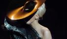 Auf den Satelittenschüsselhut würde Lieschen Müller dann aber sicher verzichten. Die ungewöhnliche Kopfbedeckung hatte den Vorteil, dass sich Lady Gaga keine große Mühe mit dem Make-Up geben musste. Hat sie sicher dennoch getan, denn eine Lady Gaga sieht immer perfekt aus! Foto: dapd