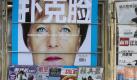 Merkel und der Photoshop: An einem Pekinger Zeitschriftenstand ist eine offenkundig massiv bearbeitete Bundeskanzlerin zu sehen. Als Vorbild für die Augenfarbe könnte Hollywood-Legende Paul Newman gedient haben. Foto: Adran Bradshaw Foto: dpa