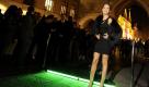 Moderatorin Sylvie van der Vaart posiert in München vor dem Karlstor bei einem Fototermin zum europäischen Verkaufsstart der Bewegungssteuerung Kinect. Doch am grünstrahlenden Firmament ziehen Schatten auf ... Foto: ap