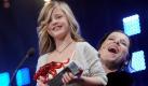 Laudatorin Meret Becker freut sich mit Emma Schweiger. Die achtjährige Tochter von Til Schweiger hat gerade einen Sonderpreis der Jury für ihre Rolle in Papas Erfolgsfilm Kokowääh. Foto: dpa