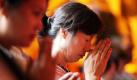 Eine Chinesin betet im Gottes Tempel in Shanghai, China, im Rahmen des religiösen Herbstfestes. Foto: ap