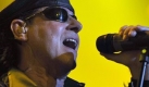 Bei einem Konzert im schweizerischen Basel heizt der deutsche Altrocker und Scorpions-Sänger Klaus Meine dem Publikum ein. Foto: ap