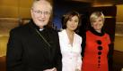 Charismatisch und charmant: Die Live-Talkshow Menschen bei Maischberger löste 2003 Boulevard Bio ab. Immer dienstags im Ersten empfängt Frau Maischberger: Kardinal Joachim Meisner, Gloria Fürstin von Thurn und Taxis, Helmut Schmidt, Peter Ustinov, Otto Schily, Günter Netzer  sie alle waren bereits bei ihr zu Gast. Foto: dpa