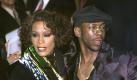 Bobby Brown ist bereits crackabhängig, als er 1992 Whitney Houston kennenlernt. Er, der exzentrische Rapstar, sie, die aufstrebende Schauspielerin und Sängerin - das birgt von Anfang an Zündstoff. Bis zur Trennung nach 14 gemeinsamen Ehejahren durchlebt Houston die Hölle, konsumiert mit ihrem Mann exzessiv Drogen, muss Schläge ertragen. Auch danach schafft sie es nicht, von den Drogen loszukommen. Mit nur 48 Jahren hat sie den Kampf verloren. Foto: dpa