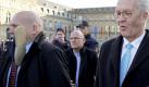 Ein Personenschützer des baden-württembergischen Ministerpräsidenten Winfried Kretschmann (r) wird von einem Schuh getroffen. Foto: Bernd Weißbrod Foto: dpa
