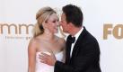 US-Schauspieler Josh Charles nimmt mit Performance-Künstlerin Sophie Flack Kontakt auf. Ihr weißes Elfenkleid ist trotzdem nicht verrutscht.  Foto: dpa