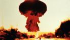 The Day After - Der Tag danach (1983) thematisiert einen atomaren Schlag gegen die USA und dessen Auswirkungen auf Land und Leute. Nicht nur Verwüstung und Krankheit beherrschen die betroffenen Gebiete, sie verfallen auch der Anarchie. Das Pentagon zeigte sich von dieser Darstellung eines Atomkrieges, die in Hollywood zum damaligen Zeitpunkt neu war, wenig angetan. Foto: ddp images