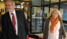 Kachelmann zeigte sich diesmal nicht den Kameras: Während Reinhard Birkenstock, sein Anwalt, und dessen Frau Johanna durch den Haupteingang ins Gericht kamen, nahm der Wettermoderator einen Seiteneingang. Foto: dpa