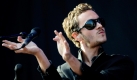 Tom Smith, Saenger von der Band 'Editors', steht am Freitag (19.06.09) in Scheessel beim Hurricane-Festival auf der Buehne. Zum 13. Hurricane-Festival am Eichenring in Scheessel werden am Wochenende rund 60.000 Besucher erwartet. Bis zum Sonntag (21.06.09) sollen nach Angaben des Veranstalters beim Hurricane-Festival auf drei Buehnen mehr als 60 Bands spielen.
 Foto: ddp