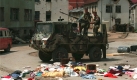 Nach der gewaltsamen Einnahme der UN-Schutzzone Srebrenica stehen diese bosnischen Serben mit ihrem Militärfahrzeug am Sonntag vor den Hinterlassenschaften der einstigen Bewohner der ostbosnischen Stadt. Mehr als 20 000 Einwohner von Srebrenica, die vor dem serbischen Militär geflohen waren, haben in Tuzla eine provisorische Unterkunft gefunden. - COLORplus -
pixel Foto: dpa