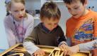 ... von den Sparplänen der Regierung ist der Bereich Bildung und Forschung. Schwarz-Gelb hält am Ziel fest, zwölf Milliarden Euro zusätzlich für Forschung, Bildung und Entwicklung bis 2013 bereitzustellen. Auch eine gute Nachricht für die Bürger: Foto: dpa