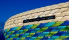 A... wie Allianz Arena: In der Zeit vom 12. bis 22. Mai ist die Uefa Hausherr in der Münchner Allianz-Arena. So wurden einzelne Stadion-Bereiche umgebaut, beispielsweise der große Busparkplatz Mitte, im Norden der Allianz Arena gelegen, wurde zum Champions-League-Village verwandelt wurde. Extra für das Champions-League-Finale wird das Stadion, das für dieses Spiel wegen der Marketingrechte den Namen Fußball-Arena trägt, grün-blau-türkis illuminiert, den Farben des Uefa-Finallogos. Ein gigantischer Marketingcoup des europäischen Fußballverbandes. Foto: dpa