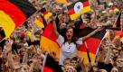Fans der deutschen Nationalmannschaft feiern am Sonntag bei einer Übertragung des Fussballspiels Deutschland gegen Australien auf dem Heiligengeistfeld in Hamburg. Foto: ddp