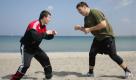 Vitali Tajbert (links) und Ruslan Chagaev trainieren am Strand von Hohe Düne in Rostock für ihre nächsten Kämpfe. WBC-Superfedergewichts-Champion Vitali Tajbert trifft am 22. Mai bei der Universum Boxnacht in Rostock auf Hector Velazquez (Mexiko), Chagaev muss sich mit Kali Meehan (Australien) auseinandersetzen. Foto: ddp