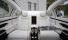 Ganz in weiß, ohne Blumenstrauß, aber mit hohem Luxusfaktor: Maybach Landaulet innen. Foto: pi