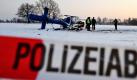Rettungskräfte stehen auf einem Feld bei Elze nahe der Ortschaft Berkhof in der Wedemark (Niedersachsen) neben einem verunglückten Polizeihubschrauber. Die drei Beamten, die an Bord des Hubschraubers waren, seien in Krankenhäuser nach Hannover gebracht worden. Weshalb der Polizeihubschrauber Phoenix bei dem Trainingsflug dem Boden so nahe kam, sei noch unklar, so ein Sprecher. Foto: dpa
