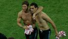 Die spanische Nationalelf hat gleich mehrere Eisen im Feuer, wenn es um sehenswerte Sixpacks geht: Da wären zum Beispiel Sergio Ramos (links) und Alvaro Arbeloa. Foto: ddp images/AP/Gero Breloer
