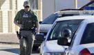 Nach der Tragödie: Ein Polizist vor dem Haus des mutmaßlichen Amokläufers von Tucson, Jared L. Loughner. Foto: ap