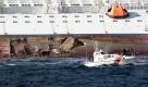 Durch die Schräglage der «Costa Concordia» kann man das gigantische Ausmaß des Lecks im Schiffsbauch erkennen. Das Kreuzfahrtschiff hat unter der Wasseroberfläche einen Felsen gerammt - ein Teil des Felsens ist im Loch hängengeblieben. Experten vermuten deshalb, dass das Schiff sehr schnell unterwegs war. Foto: dapd