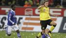 Fussball, 1. Bundesliga, 21. Spieltag, Borussia Dortmund - FC Schalke 04, Freitag (04.02.11), Signal Iduna Park, Dortmund: Schalkes Peer Kluge (r.) graetscht gegen Dortmunds Kevin Grosskreutz, waehrend Anthony Annan (l.) hinterher laeuft. +++Achtung Bildredaktionen: Die Verwendung der Bilder fuer die gedruckten Ausgaben der Zeitungen und andere Print-Medien ist ohne Einschraenkungen moeglich. Die DFL erlaubt ausserdem die Publikation und Weiterverwertung von maximal sechs Bildern pro Spiel im Internet. Eine Weiterverwertung im IPTV, Mobilfunk und durch sonstige neue Technologien ist erst 2 Stunden nach Spielende der jeweiligen Wettbewerbsspiele der Bundesliga und 2. Bundesliga erlaubt !!! Foto: Juergen Schwarz/dapd Foto: dapd