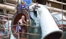 Das Foto vom 14. Oktober 2009 zeigt Mitarbeiter der MAN Turbo AG an Dampfturbinen im MAN Werk in Oberhausen. Der Auftragseingang im deutschen Maschinenbau ist im September 2009 um 33 Prozent eingebrochen. Die Branche sieht dennoch Anzeichen für ein Ende der Talfahrt, in den Vormonaten waren die Rueckgaenge teils noch dramatischer ausgefallen. Inlands- und Auslandsgeschaeft sanken jeweils um 33 Prozent, wie der Verband Deutscher Maschinen- und Anlagenbau (VDMA) am Donnerstag 29. Oktober 2009  in Frankfurt am Main mitteilte. (AP Photo/Martin Meissner) -- Picture taken Oct. 14, 2009 shows workers of MAN Turbo company work on big compressors and turbines at the factory in Oberhausen, western Germany.  (AP Photo/Martin Meissner) Foto: ap