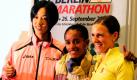 Die Marathonläuferinnen Tomo Morimoto (Japan, von links nach rechts), Bezunesh Bekele (Äthiopien) und Sabrina Mockenhaupt (Deutschland) haben sich zu Beginn einer Pressekonferenz zum 37. Berlin-Marathon in Berlin schon kennengelernt. Am kommenden Sonntag sind die drei sportliche Konkurrenten: So wie über 40.000 Läufer und Läuferinnen werden sie die 42,195 Kilometer lange Strecke quer durch die deutsche Hauptstadt bezwingen. Foto: dpa