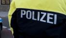 Sachsen-Anhalt/ Ein Polizist und ein Polizeifahrzeug stehen am Mittwoch (18.01.12) in Dessau - Rosslau vor dem Polizeirevier Dessau, auf das am Morgen ein Brandanschlag veruebt worden war. Unbekannte haben am fruehen Mittwochmorgen einen Molotow-Cocktail gegen eine Seitentuer des Polizeireviers geschleudert, wie Polizeisprecher Ralf Moritz sagte. Daneben schmierten sie in schwarzer Farbe den Spruch 'Oury Jalloh - Das war Mord' an die Hauswand. In der Wache an der Wolfgangstrasse war am 7. Januar 2005 der Afrikaner Oury Jalloh bei einem Feuer in seiner Zelle ums Leben gekommen. Seitdem gibt es jaehrliche Gedenkveranstaltungen. In diesem Jahr war es dabei zu gewaltsamen Auseinandersetzungen zwischen Demonstranten und der Polizei gekommen - die Opposition von Linke und Gruenen zweifelte danach an der Verhaeltnismaessigkeit des Einsatzes. (zu dapd-Text)
Foto: Jens Schlueter/dapd Foto: dapd