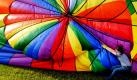 Ballonfahrerin Mindy Chandler lässt Luft aus ihrem Heißluftballon beim Heißluftballon-Treffen in Decatur im US-Bundesstaat Alabama. Bei der alljährlichen Veranstaltung starten mehr als 60 Teams aus allen Regionen der USA.  Foto: ap