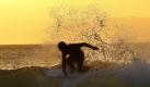 Der unrasierte Surfer ist selbstbewusst, kann Fahrräder ohne Murren reparieren, trägt die Wasserkisten in den fünften Stock und seine Haut duftet immer nach Sonne, Meer und Freiheit. Ein beinahe idealer Typ, wäre er nicht immer schon um fünf Uhr morgens wach, um die besten Wellen zu reiten - während wir alleine im Bett liegen müssen. Foto: dpa
