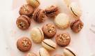 Haselnuss- und Kokos-Schoko-Macarons
Zutaten (30 Stück): 100 g Sahne, 50 g Butter, 50 g Zucker, 150 g Zartbitterschokolade, 125 g gemahlene Mandeln, 210 g Puderzucker, 3 Eiweiß, 30 g Zucker, 1 EL Kakaopulver, 30 g gehackte Haselnüsse und Kokosraspeln
Zubereitung: Sahne, Butter und Zucker aufkochen, Schokolade hacken, dazugeben und schmelzen, Creme dann auskühlen lassen. Mandeln und Puderzucker im Mixer fein mahlen und sieben. Eiweiß mit Zucker steif schlagen, Mandelmischung nach und nach unterheben. Masse halbieren. Eine Hälfte mit Kakao verühren und in einen Spritzbeutel füllen. Backofen auf 160 Grad (Umluft 140 Grad) vorheizen. Auf ein mit Backpapier belegtes Blech gleichgroße Tupfer spritzen, diese mit Haselnüssen bestreuen und 30 Minuten antrocknen lassen. Das Gleiche mit der hellen Masse machen, diese mit Kokosraspeln bestreuen. Macarons im Backofen ca. 15 Minuten backen. Schokocreme aufschlagen und mit Spritzbeutel auf je eine Hälfte der erkalteten Macarons füllen, mit der anderen Hälfte zudecken. Foto: weltbild.de