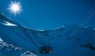 Eine supermorderne Seilbahn führt vom Col du Pillon hinauf in den ewigen Schnee des Gletschers Glacier 3000. Oben wartet eine grandiose Aussicht über den Genfersee, auf Jungfrau, Matterhorn und das Mont Blanc Massiv sowie 25 Pistenkilometer, die bis Anfang Mai in Betrieb sind. Die Langlauf-Loipen sind von Juni bis Dezember gespurt. Foto: swiss-image.ch