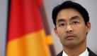 Philipp Rösler ist Bundeswirtschaftsminister und Vizekanzler. Seit Mai 2011 ist er Bundesvorsitzender der FDP. Zuvor war Philipp Rösler Bundesgesundheitsminister, FDP-Landesvorsitzender und Wirtschaftsminister in Niedersachsen. Er hat Humanmedizin studiert, verließ 2003 die Bundeswehr als Stabsarzt und brach seine Facharztausbildung ab.  Foto: dapd/bundesregierung.de