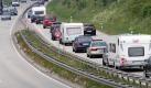 Auf der Bundesstraße B105 hinter Rostock staut sich der Verkehr in Richtung Ostsee. Auch auf den Autobahnen wird im ganzen Land viel Stau erwartet. (Bild: dpa) Foto: dpa