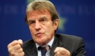 French Foreign Minister Bernard Kouchner speaks during a media conference after a meeting of EU foreign ministers at the EU Council building in Brussels, Monday Dec. 8, 2008. British Foreign Secretary David Miliband said Monday that EU countries have added more Zimbabwe officials to an EU visa blacklist to put added pressure on the country's leader Robert Mugabe to step down. (AP Photo/Virginia Mayo) Foto: ap