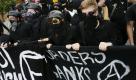 ... längst nicht mehr nur von den jungen Leuten gepflegt wird, die sich politisch im Schwarzen Block engagieren, wie hier beim G20-Gipfel in Pittsburgh 2009. Anarchie hat in der Postmoderne viele Ausdrucksformen: Foto: dpa