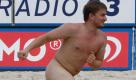 Beachvolleyball, Grand Slam Turnier, Herren Finale in Klagenfurt: Ein Flitzer läuft über das Feld während des Finalspiels der Brasilianer Pedro Cunha, Ricardo Santos und der Deutschen Julius Brink, Jonas Reckermann. Die Brasilianer gewinnen mit 2:1 in Saetzen.
 Foto: dapd
