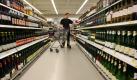 Der Kunde eines Supermarkts in Freiburg steht mit einem Einkaufskorb zwischen den Regalen der Weinabteilung (Foto vom 17.03.2006). Nach Angaben des Vorsitzenden des Badischen Weinbauverbandes Gerhard Hurst sind 55 Prozent der in Deutschland verkauften Weine im Ausland produziert. Vor allem die Weinexporte aus den USA hätten in den vergangenen Jahren sehr stark zugenommen. Foto: Rolf Haid dpa/lsw (zu lsw-Korr 'Reinen Wein einschenken - Winzer fordern Kennzeichnungspflicht für Kunstweine' vom 24.03.2006) +++(c) dpa - Bildfunk+++ Foto: dpa